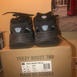 Yezzy V2 700